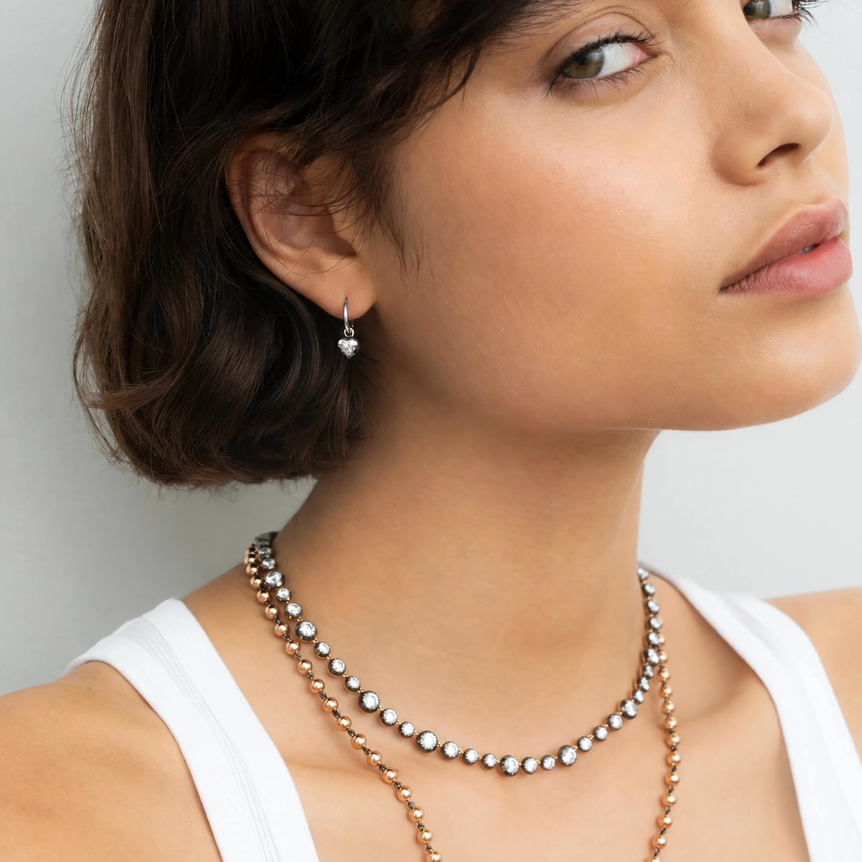 Énocia White Heart Huggie Earrings 