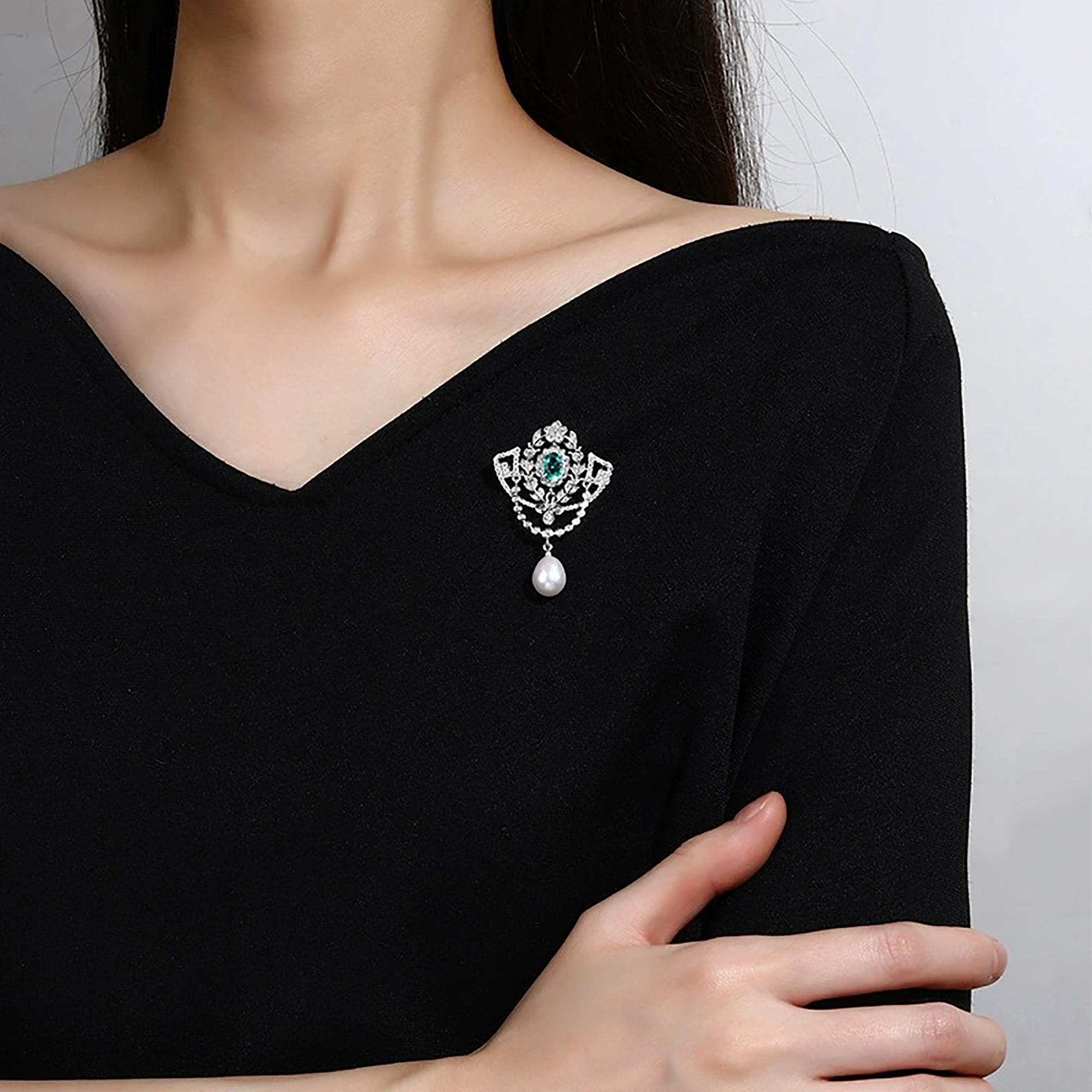 Valesca Green Oval Pearl Brooch