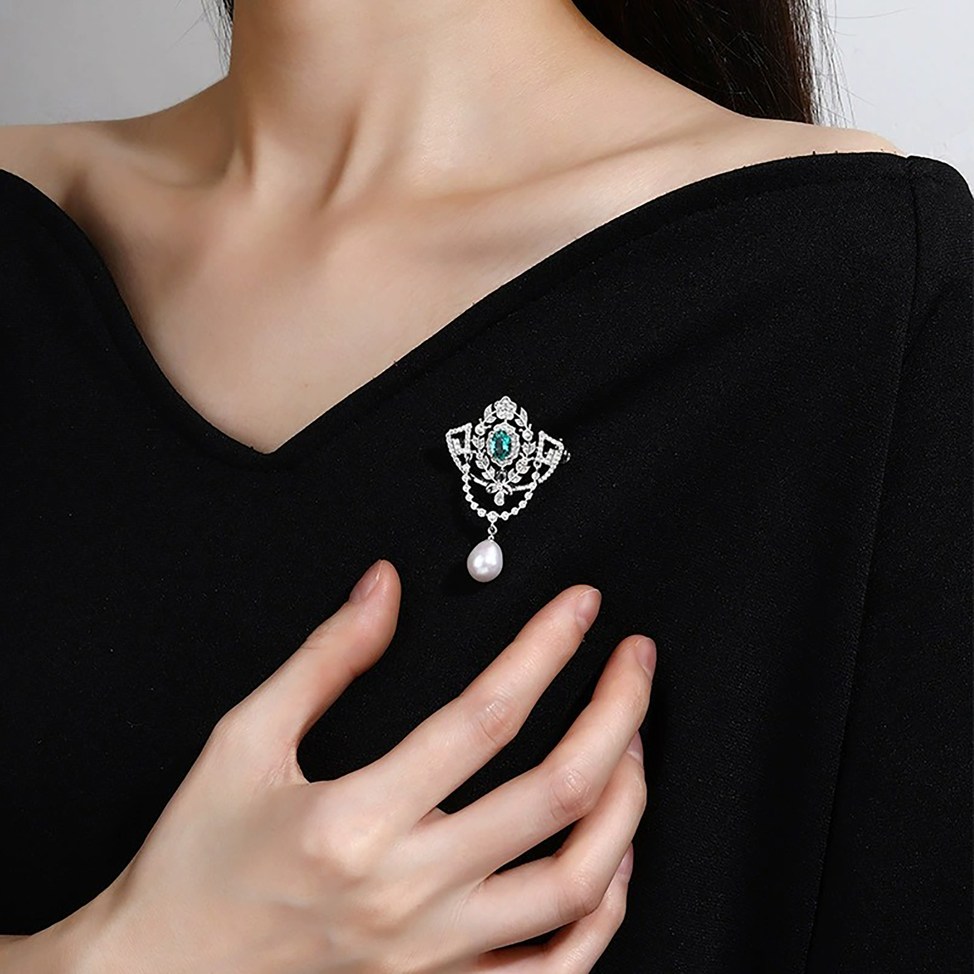 Valesca Green Oval Pearl Brooch