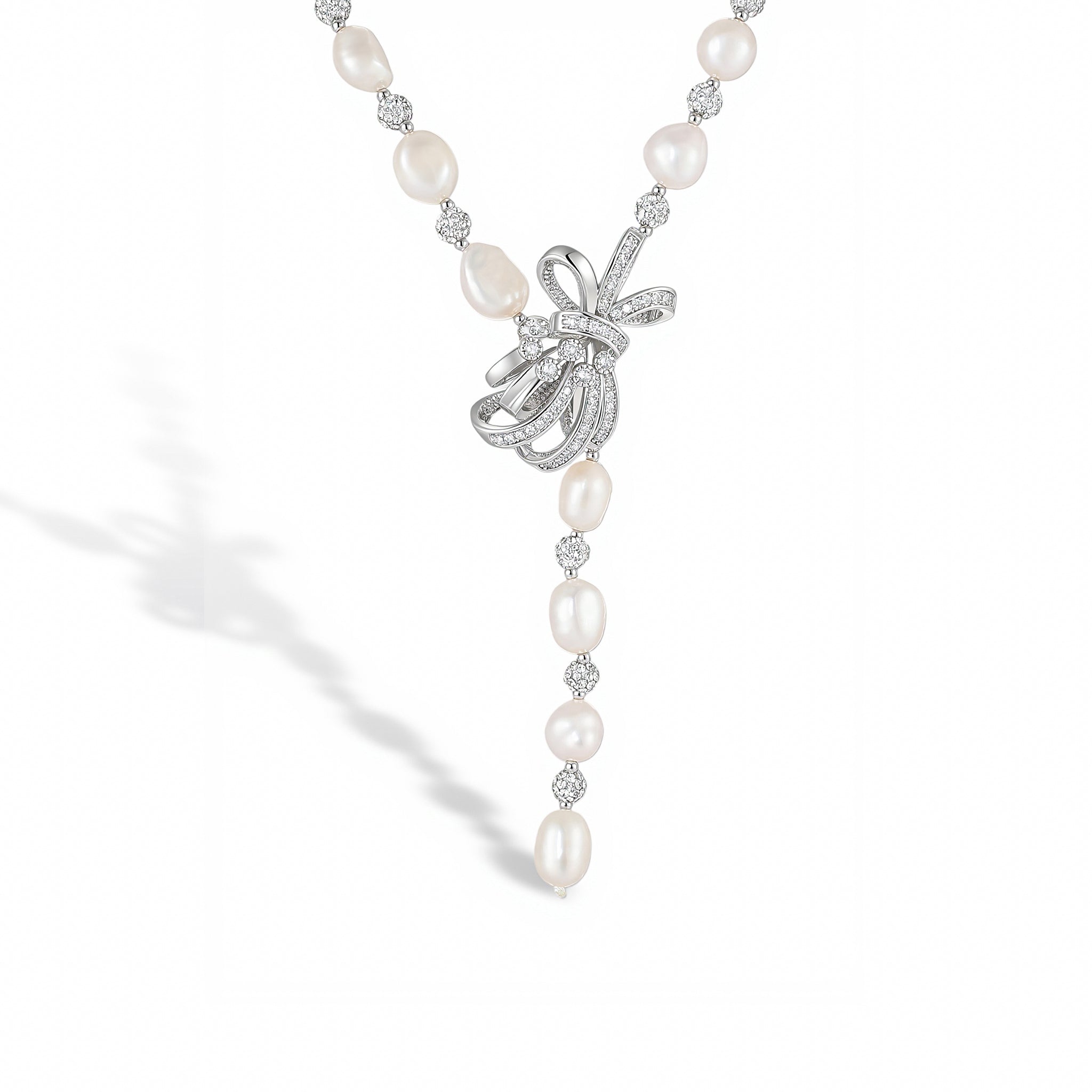 Béatitude Delicate White Pearl Sweater Necklace