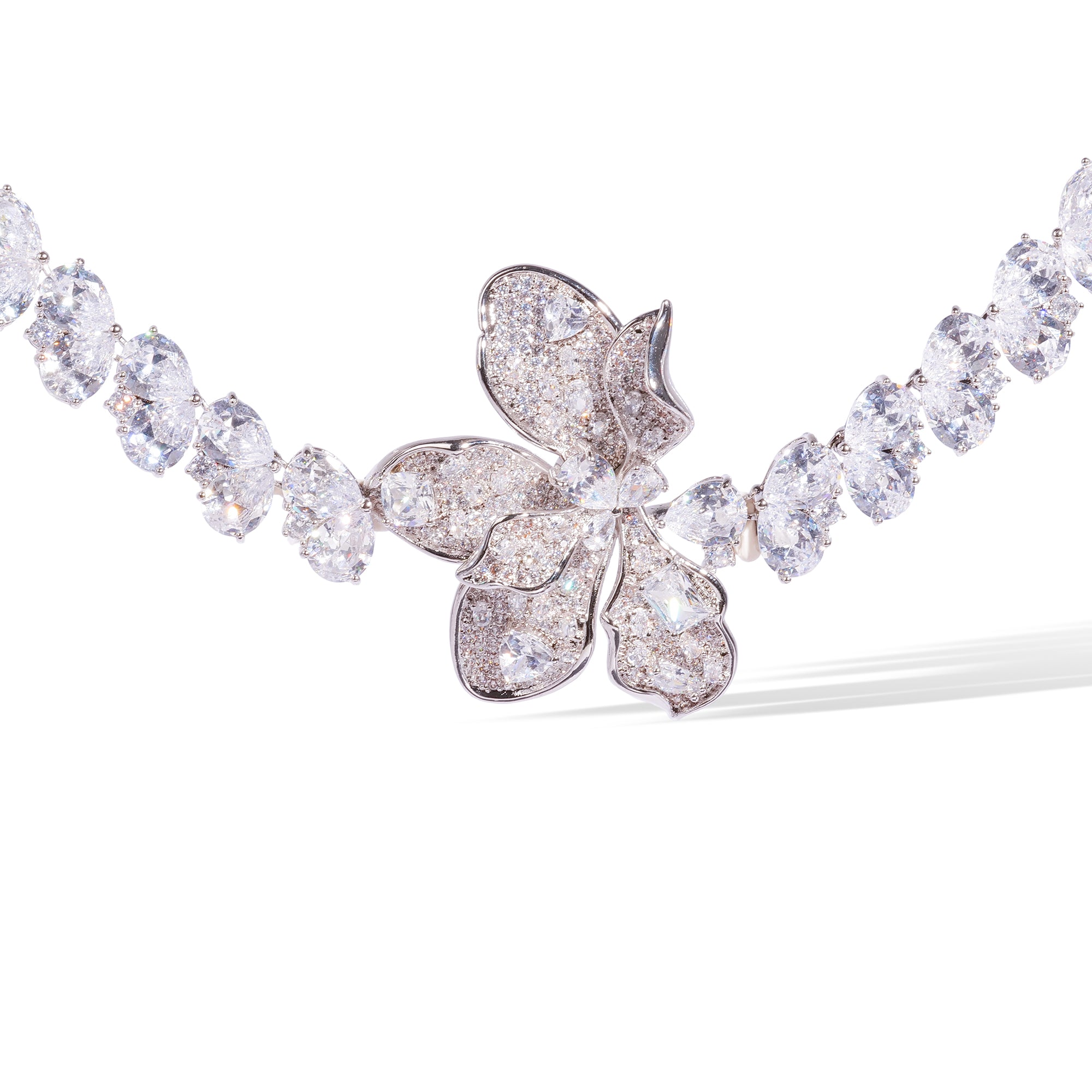 Dagtraud White Heart Floral Choker Necklace