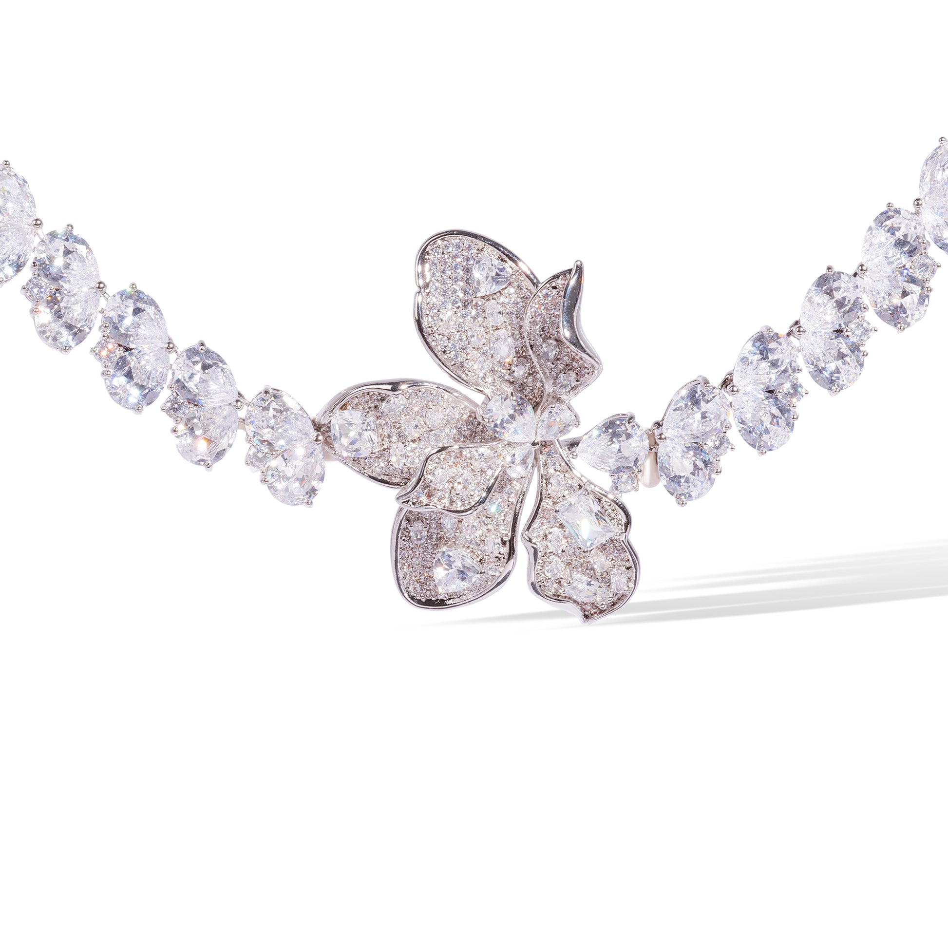 Dagtraud White Heart Floral Choker Necklace
