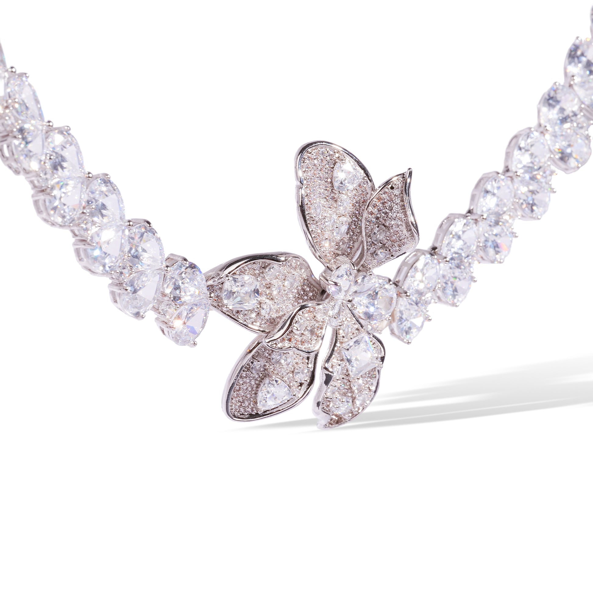 Dagtraud White Heart Floral Choker Necklace