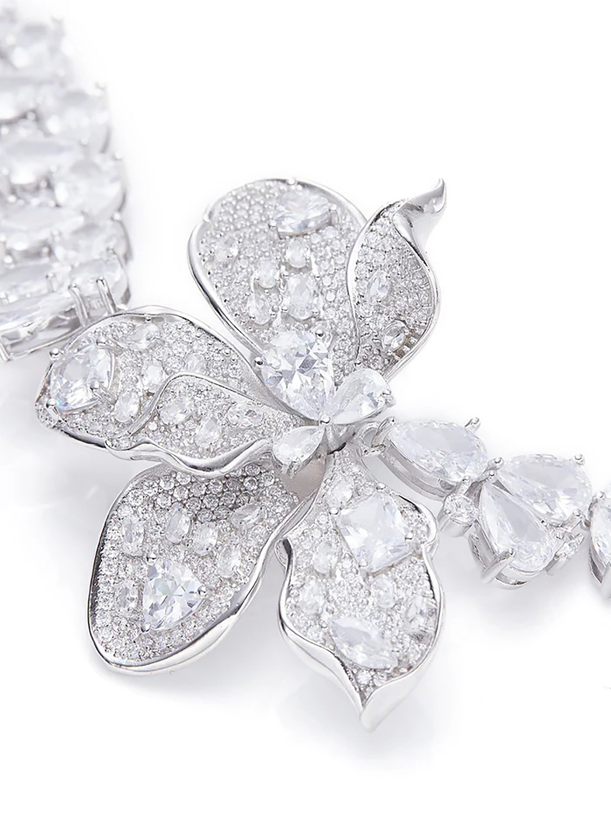Dagtraud White Heart Floral Choker Necklace