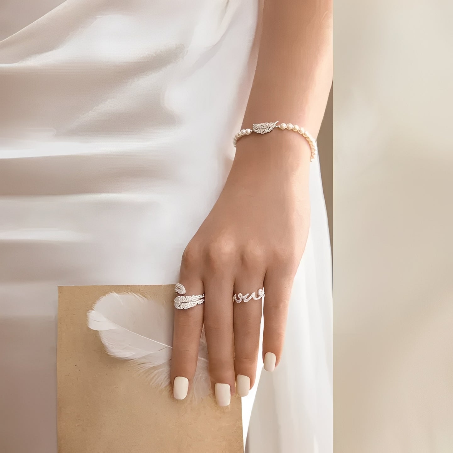 Hilda White Feather Pearls Bracelet