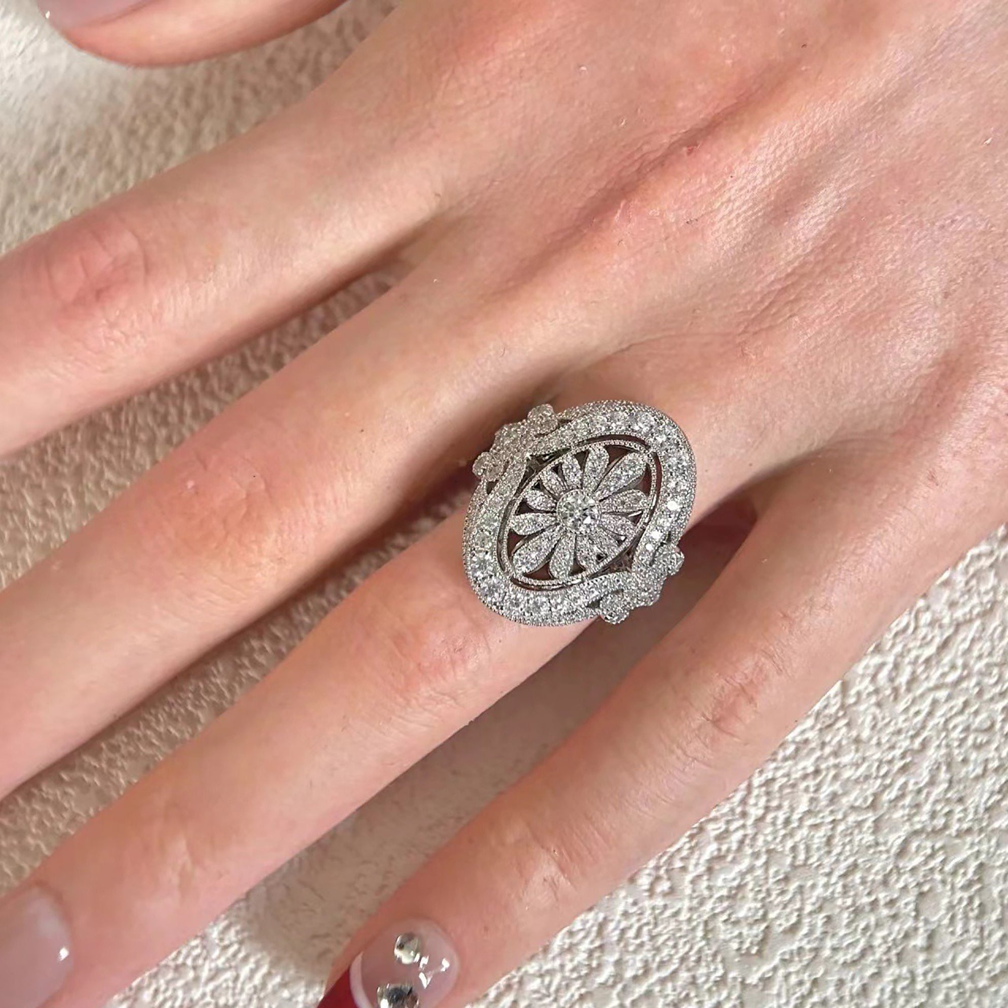 Leokadia White Daisy Floral Ring
